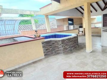 Se vende casa amplia,  terraza con piscina pequeña, 2 locales en  Buga-valle, Barrio Santa Barbara.