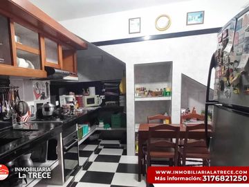 Se vende casa amplia,  terraza con piscina pequeña, 2 locales en  Buga-valle, Barrio Santa Barbara.