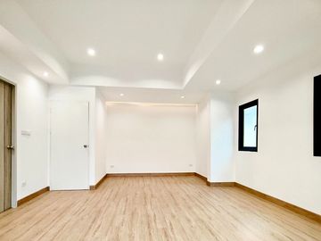 Townhouse for sale, First Home Village, end unit, newly renovated
