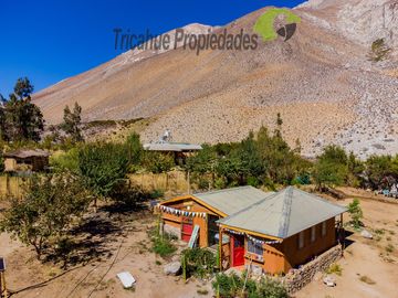 Terreno de 6.000 m2 con linda casa , cabaña y orilla de río, Cochiguaz, Valle del Elqui. $220 millones