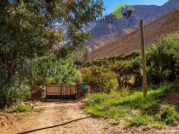Terreno de 6.000 m2 con linda casa , cabaña y orilla de río, Cochiguaz, Valle del Elqui. $220 millones