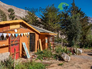 Terreno de 6.000 m2 con linda casa , cabaña y orilla de río, Cochiguaz, Valle del Elqui. $220 millones
