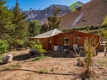 Terreno de 6.000 m2 con linda casa , cabaña y orilla de río, Cochiguaz, Valle del Elqui. $220 millones