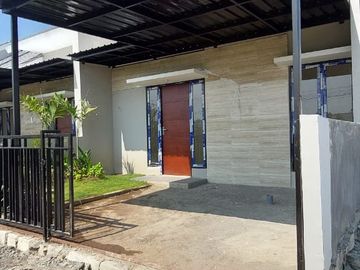 Rumah Cantik di Kedamean Regency Gresik - Desain Elegan dan Lokasi Menarik