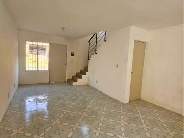 Práctica casa habitación en buena condiciones en venta ubicada en Real del Sol en Tecámac