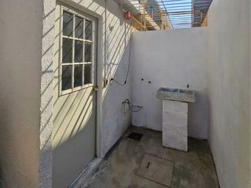 Práctica casa habitación en buena condiciones en venta ubicada en Real del Sol en Tecámac