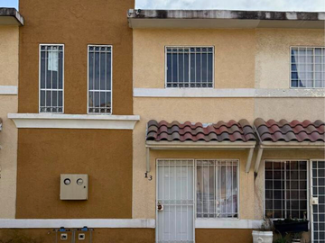 Práctica casa habitación en buena condiciones en venta ubicada en Real del Sol en Tecámac