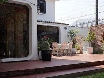 VENDO HERMOSA CASA EN AV. LA ENCALADA