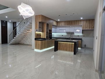 VENDO CASA DE TRES PISO EN ESTRENO EN BOULEVARD PARK PLAZA, CASTILLA