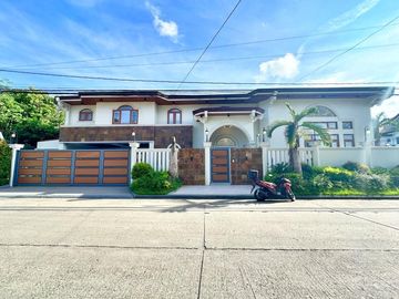 Massive Corner House with pool For sale in Multinational village Paranaque