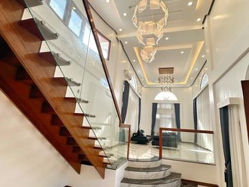 Massive Corner House with pool For sale in Multinational village Paranaque