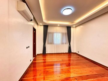 Massive Corner House with pool For sale in Multinational village Paranaque