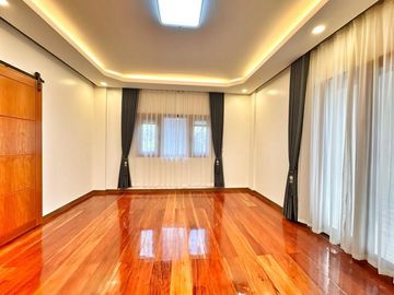 Massive Corner House with pool For sale in Multinational village Paranaque