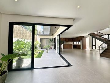 5 Bedrooms Brand new house for sale near Airport