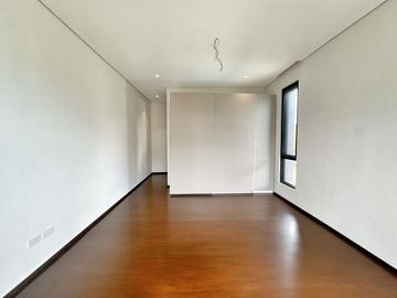 5 Bedrooms Brand new house for sale near Airport