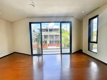 5 Bedrooms Brand new house for sale near Airport