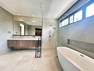 5 Bedrooms Brand new house for sale near Airport