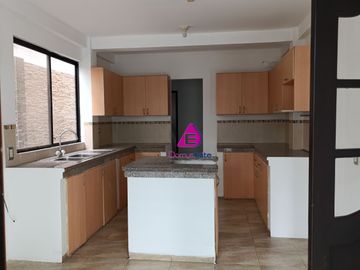 Venta casa Urbanización Ciudad Celeste cerca Plaza Batan Samborondon Guayaquil