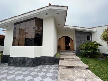 VENTA CASA EN RINCONADA DEL LAGO, LA MOLINA.  CASA DE UN SOLO NIVEL CON PISCINA, JARDÍN, TERRAZA, ZONA PARRILLA, HORNO Y EXCELENTE UBICACIÓN