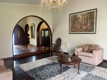 VENTA CASA EN RINCONADA DEL LAGO, LA MOLINA.  CASA DE UN SOLO NIVEL CON PISCINA, JARDÍN, TERRAZA, ZONA PARRILLA, HORNO Y EXCELENTE UBICACIÓN