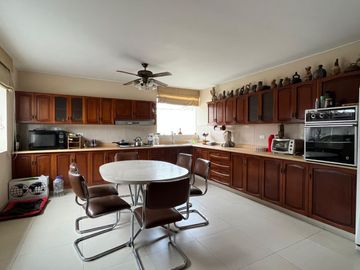 VENTA CASA EN RINCONADA DEL LAGO, LA MOLINA.  CASA DE UN SOLO NIVEL CON PISCINA, JARDÍN, TERRAZA, ZONA PARRILLA, HORNO Y EXCELENTE UBICACIÓN
