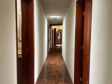 VENTA CASA EN RINCONADA DEL LAGO, LA MOLINA.  CASA DE UN SOLO NIVEL CON PISCINA, JARDÍN, TERRAZA, ZONA PARRILLA, HORNO Y EXCELENTE UBICACIÓN