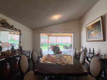 VENTA CASA EN RINCONADA DEL LAGO, LA MOLINA.  CASA DE UN SOLO NIVEL CON PISCINA, JARDÍN, TERRAZA, ZONA PARRILLA, HORNO Y EXCELENTE UBICACIÓN