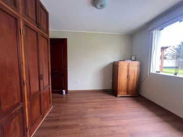 VENTA CASA EN RINCONADA DEL LAGO, LA MOLINA.  CASA DE UN SOLO NIVEL CON PISCINA, JARDÍN, TERRAZA, ZONA PARRILLA, HORNO Y EXCELENTE UBICACIÓN