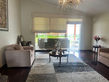 VENTA CASA EN RINCONADA DEL LAGO, LA MOLINA.  CASA DE UN SOLO NIVEL CON PISCINA, JARDÍN, TERRAZA, ZONA PARRILLA, HORNO Y EXCELENTE UBICACIÓN