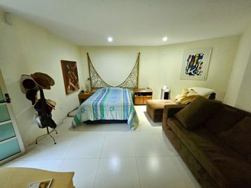 LAS CAÑADAS CASA EN VENTA DE PRACTICAMENTE UNA PLANTACON ALBERCA