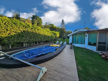 LAS CAÑADAS CASA EN VENTA DE PRACTICAMENTE UNA PLANTACON ALBERCA