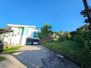 LAS CAÑADAS CASA EN VENTA DE PRACTICAMENTE UNA PLANTACON ALBERCA
