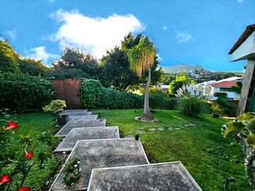 LAS CAÑADAS CASA EN VENTA DE PRACTICAMENTE UNA PLANTACON ALBERCA