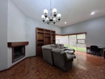CASA EN RENTA CON INCREÍBLES ESPACIOS Y MUY  BIEN UBICADA.