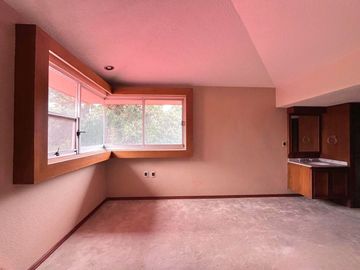 CASA EN RENTA CON INCREÍBLES ESPACIOS Y MUY  BIEN UBICADA.