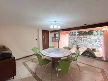 CASA EN RENTA CON INCREÍBLES ESPACIOS Y MUY  BIEN UBICADA.