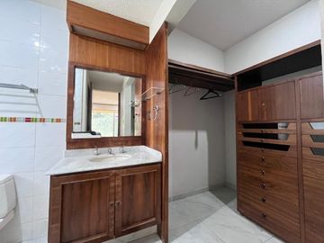 CASA EN RENTA CON INCREÍBLES ESPACIOS Y MUY  BIEN UBICADA.