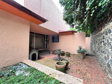 CASA EN RENTA CON INCREÍBLES ESPACIOS Y MUY  BIEN UBICADA.