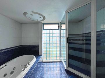CASA EN RENTA CON INCREÍBLES ESPACIOS Y MUY  BIEN UBICADA.
