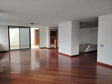 Vendo Amplio y Moderno Departamento Remodelado en la Urbanización El Condado - Norte de Quito