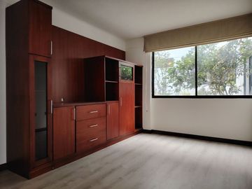 Vendo Amplio y Moderno Departamento Remodelado en la Urbanización El Condado - Norte de Quito