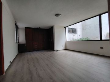 Vendo Amplio y Moderno Departamento Remodelado en la Urbanización El Condado - Norte de Quito