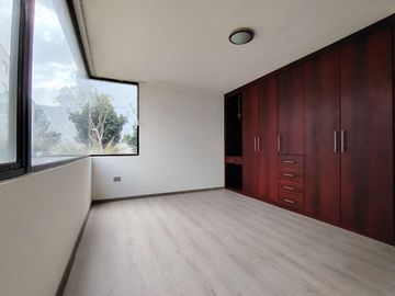 Vendo Amplio y Moderno Departamento Remodelado en la Urbanización El Condado - Norte de Quito
