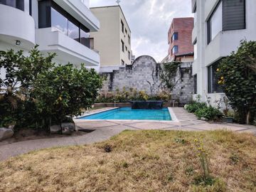 Vendo Amplio y Moderno Departamento Remodelado en la Urbanización El Condado - Norte de Quito