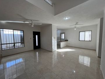 ¡Increíble oportunidad! Amplia casa de 2 habitaciones en Fracc. Las Américas II, con piscina. Perfecta para familias que buscan tranquilidad , Merida