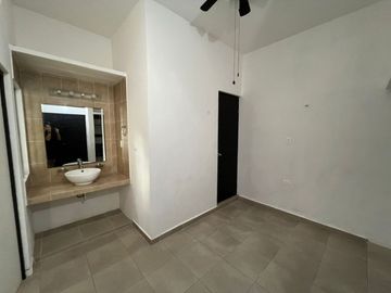 ¡Increíble oportunidad! Amplia casa de 2 habitaciones en Fracc. Las Américas II, con piscina. Perfecta para familias que buscan tranquilidad , Merida