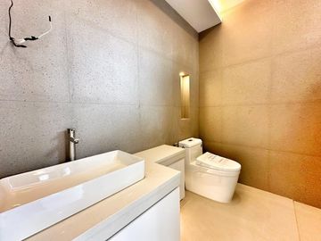 Modern Exquisite 5 bedrooms House and lot for sale in Bf Homes