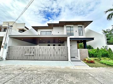 Modern Exquisite 5 bedrooms House and lot for sale in Bf Homes