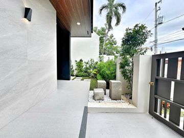 Modern Exquisite 5 bedrooms House and lot for sale in Bf Homes