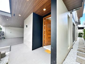 Modern Exquisite 5 bedrooms House and lot for sale in Bf Homes